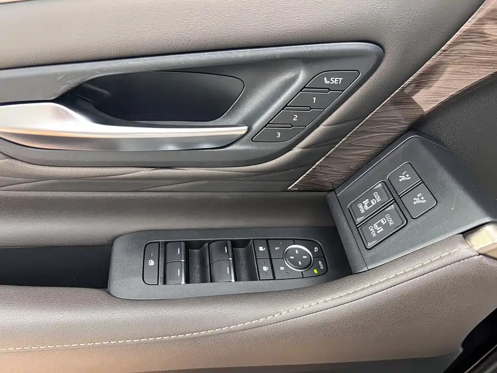 Toyota Vellfire — миниатюра 14