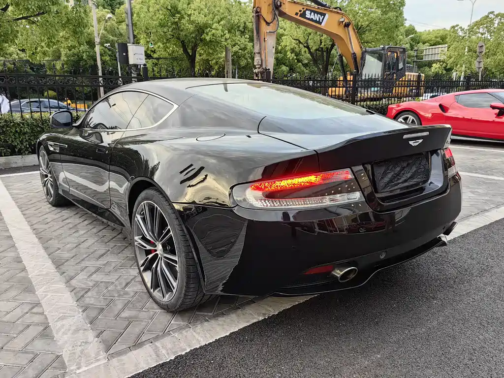 Aston Martin DB9 2013 6.0L Coupe