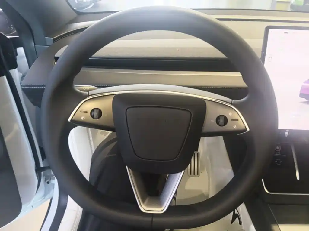 Tesla Model Y L — миниатюра 11