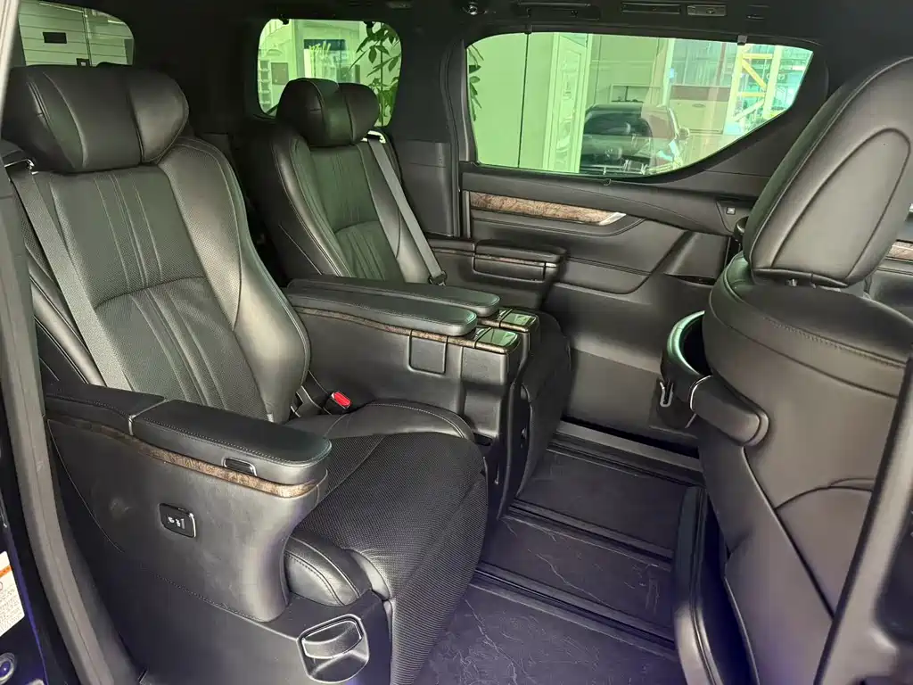 Toyota Alphard — миниатюра 7