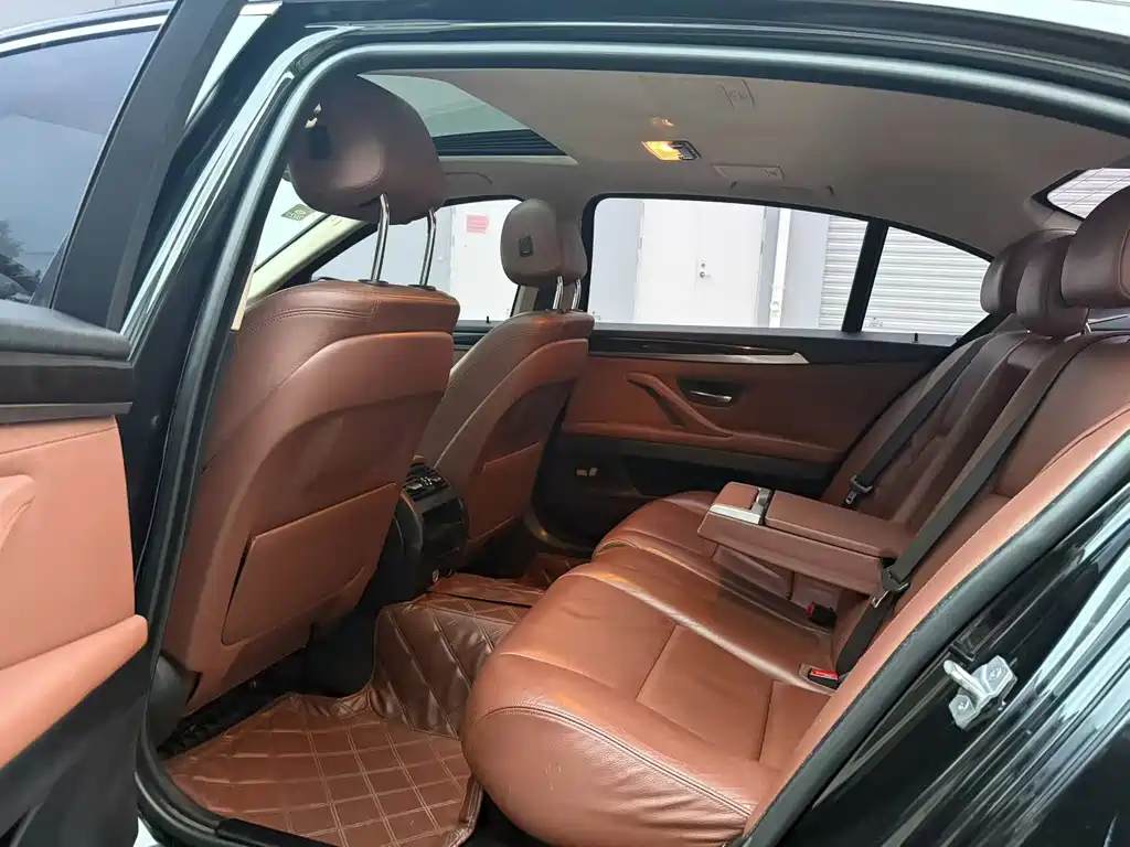BMW 5 Series — миниатюра 8