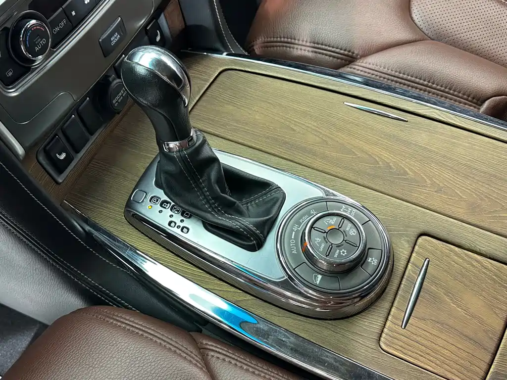 Nissan Patrol — миниатюра 12
