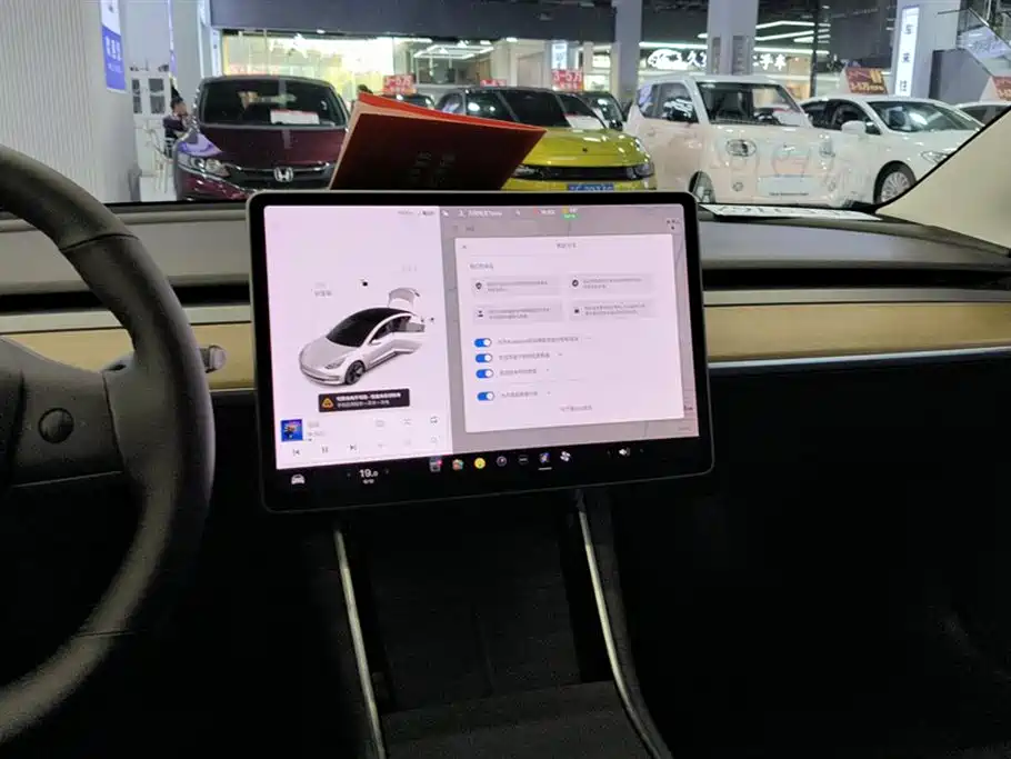 TESLA MODEL 3