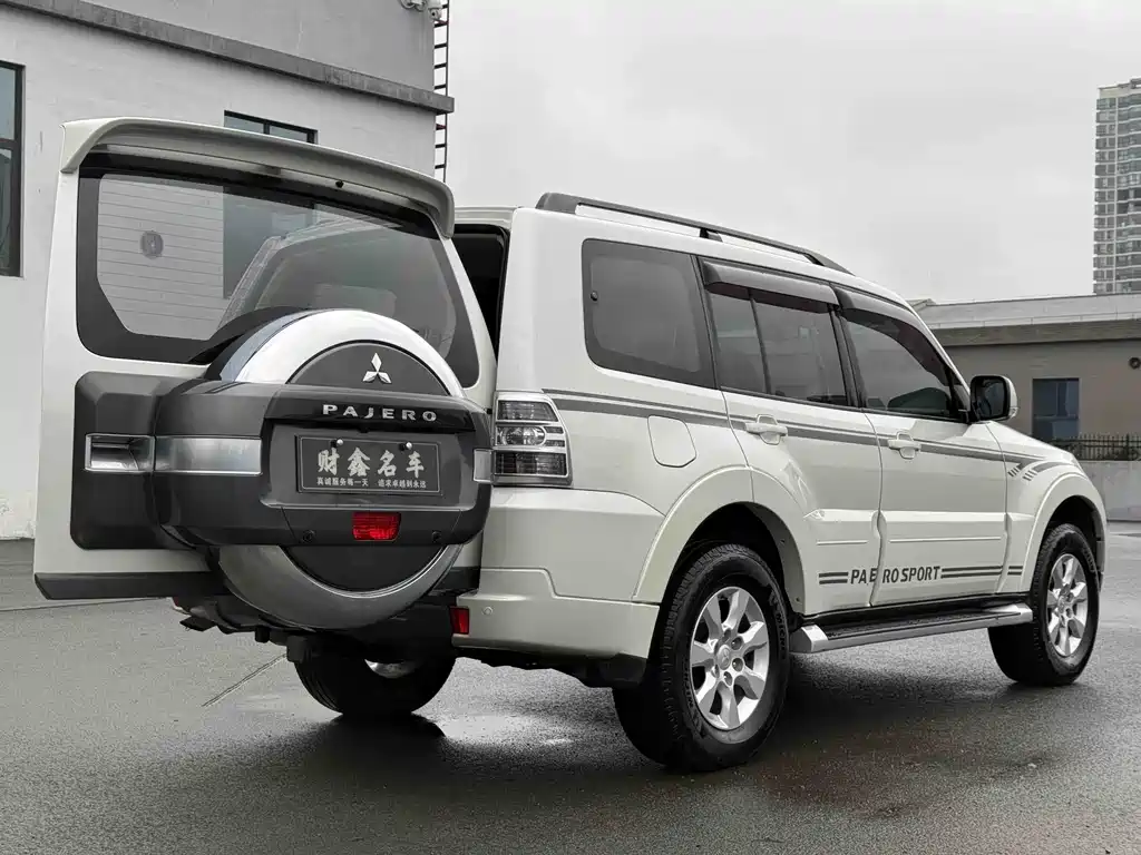 MITSUBISHI PAJERO