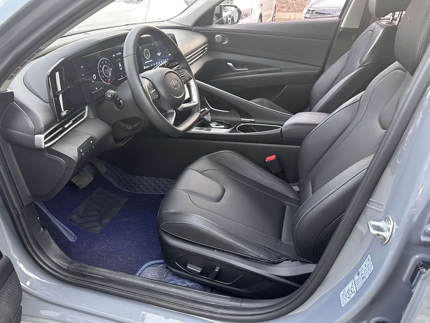 Hyundai Elantra 1.5 л 2023 г. Серебристо-серый, пробег 35000 км