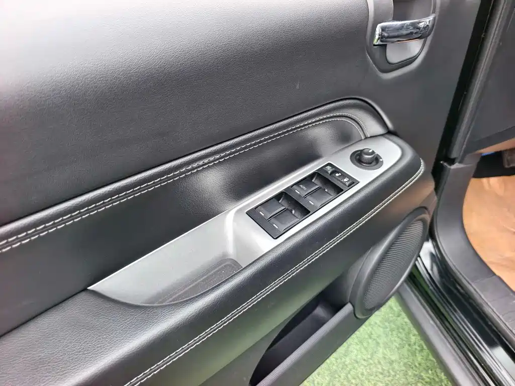 Jeep Compass (Import) — миниатюра 10