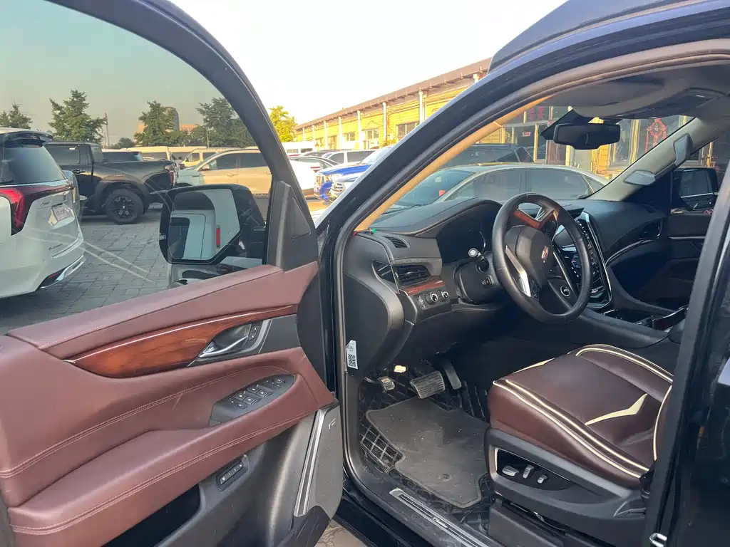 Cadillac Escalade - фото 11