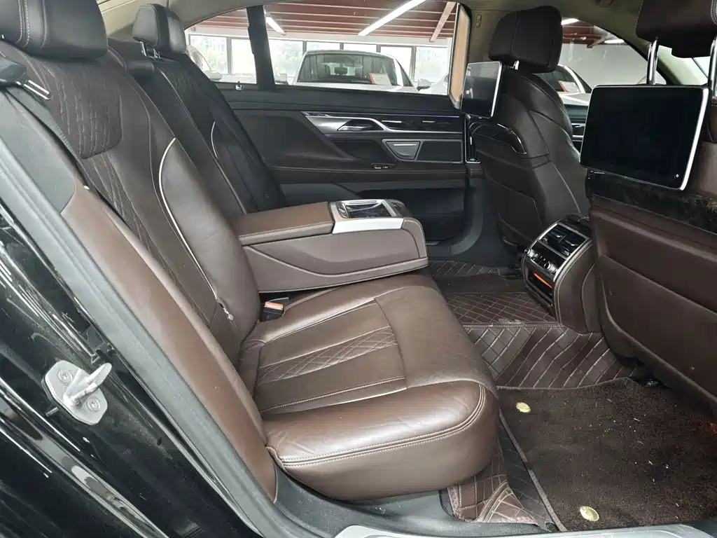 BMW 7 Series — миниатюра 9