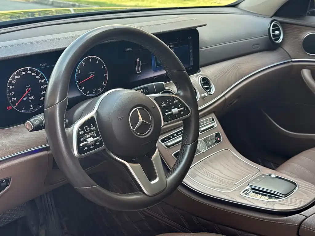 Mercedes-Benz E-Class — миниатюра 7