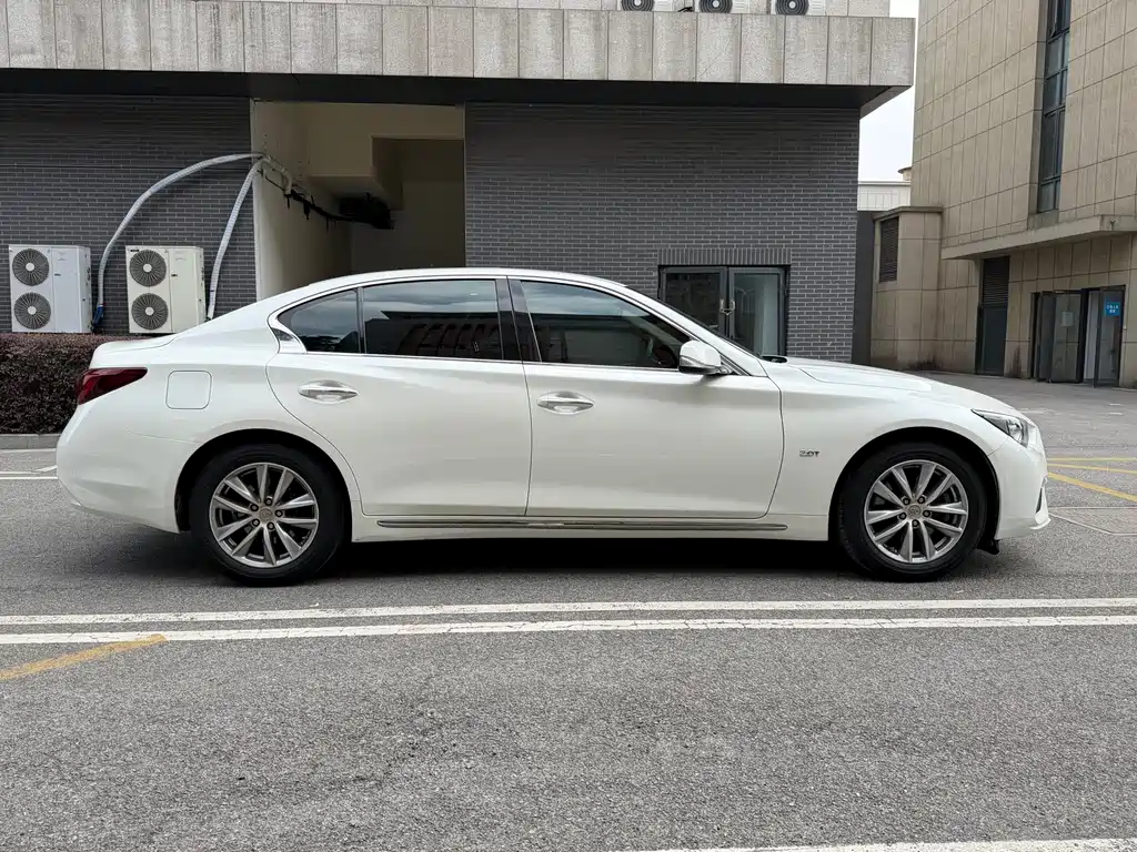 INFINITI Q50L