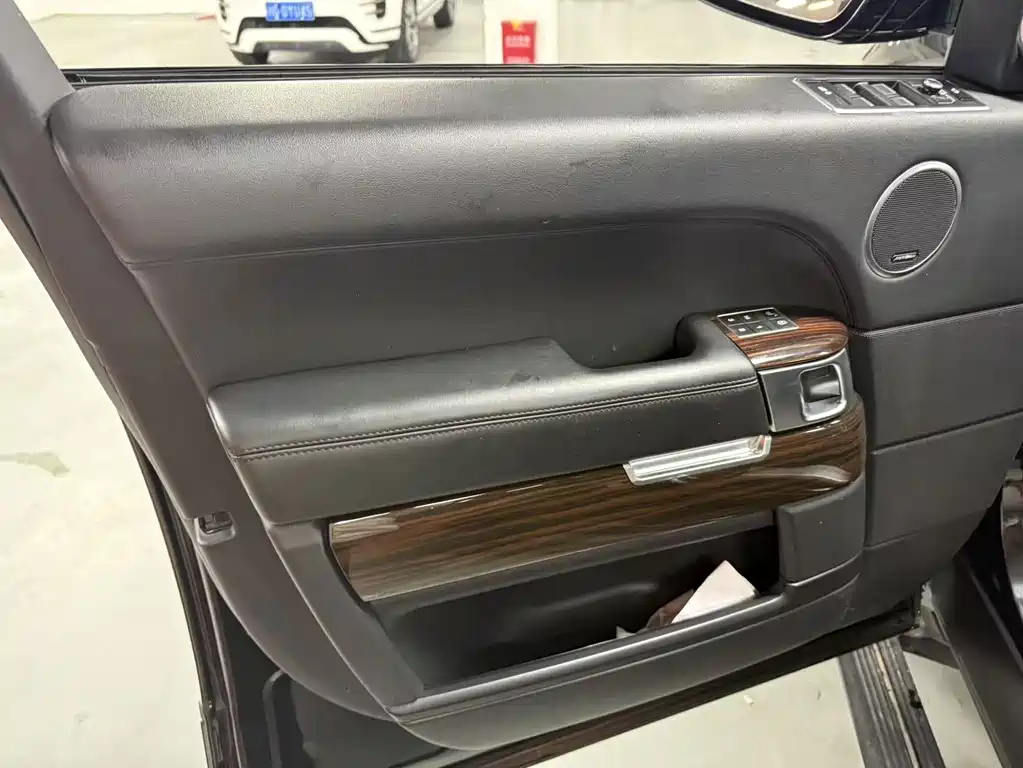 Land Rover Range Rover — миниатюра 4