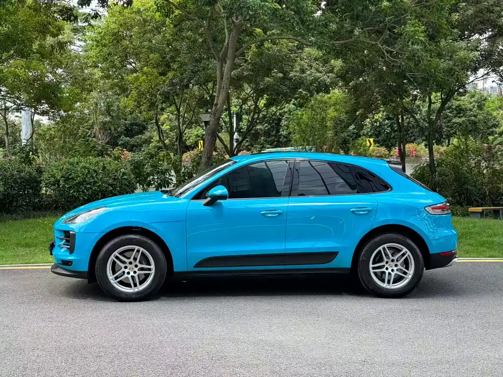 PORSCHE MACAN