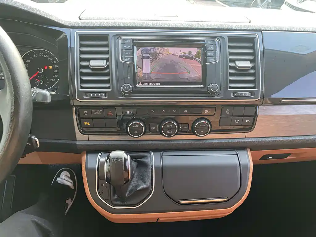 Volkswagen Caravelle — миниатюра 5