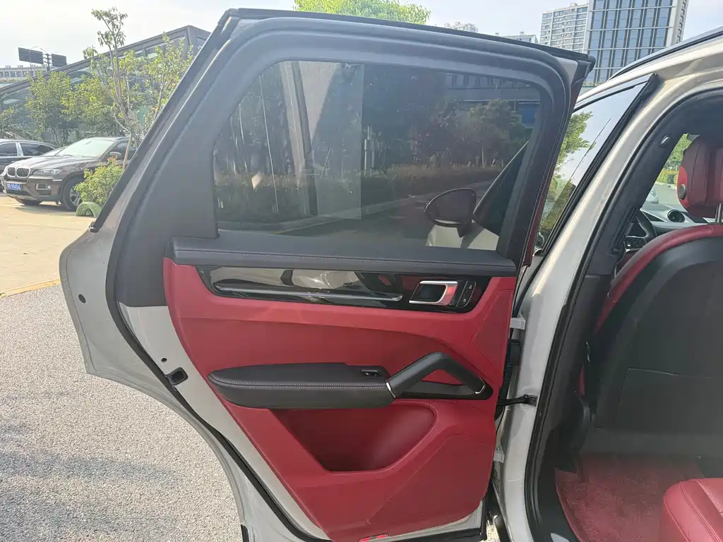 Porsche Cayenne — миниатюра 9