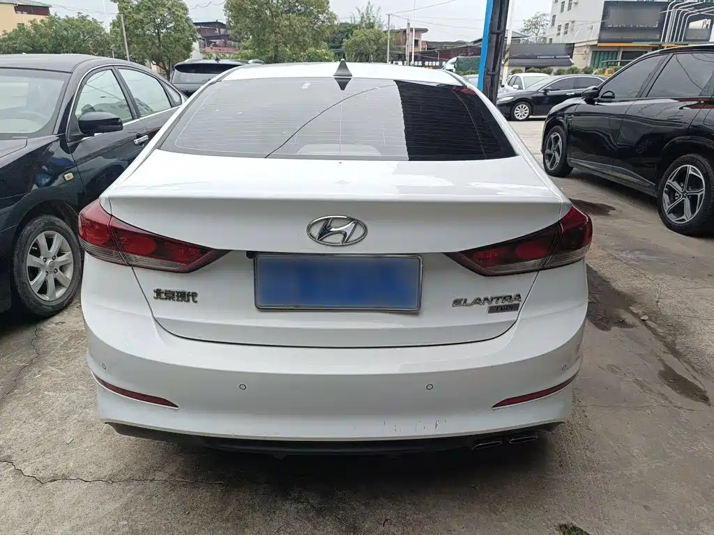 Hyundai Elantra — миниатюра 6