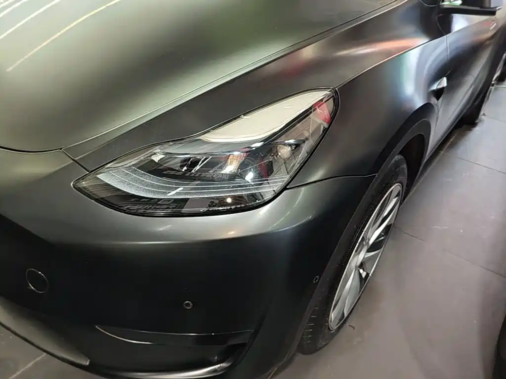 Tesla Model Y — миниатюра 24