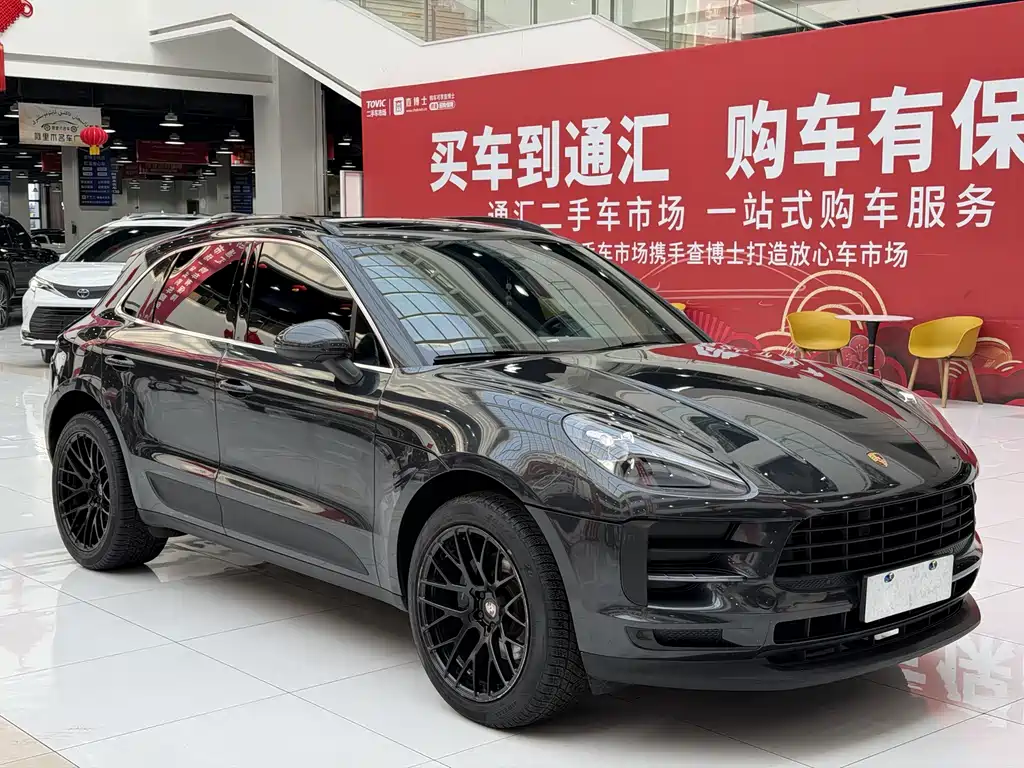 PORSCHE MACAN