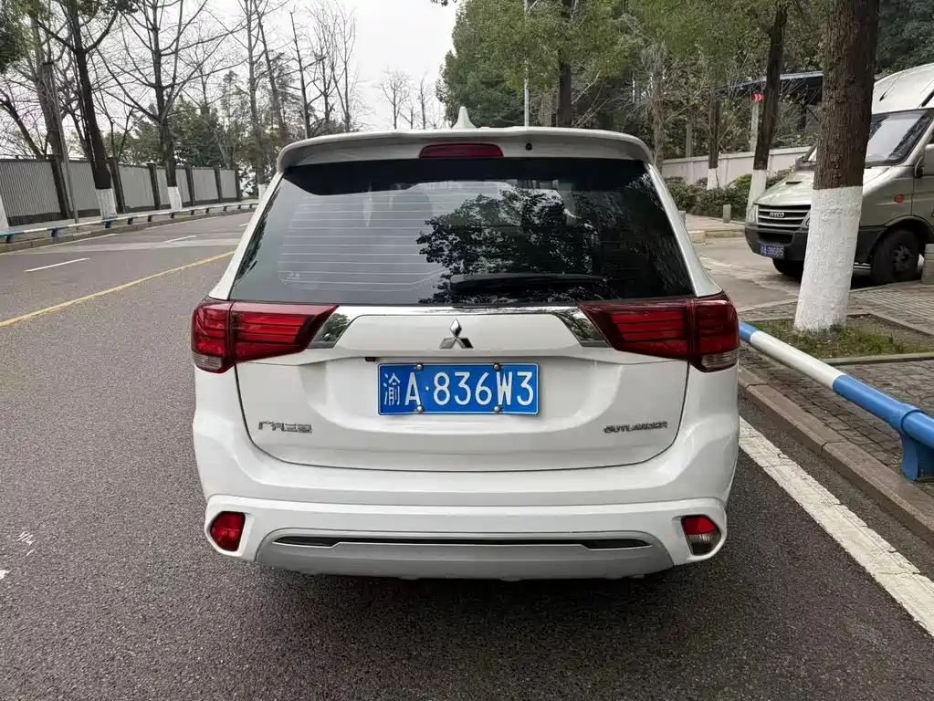 MITSUBISHI OUTLANDER