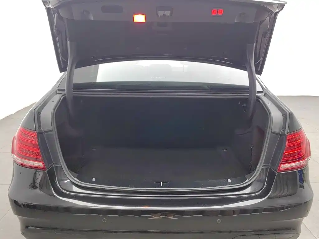 Mercedes-Benz E-Class — миниатюра 16