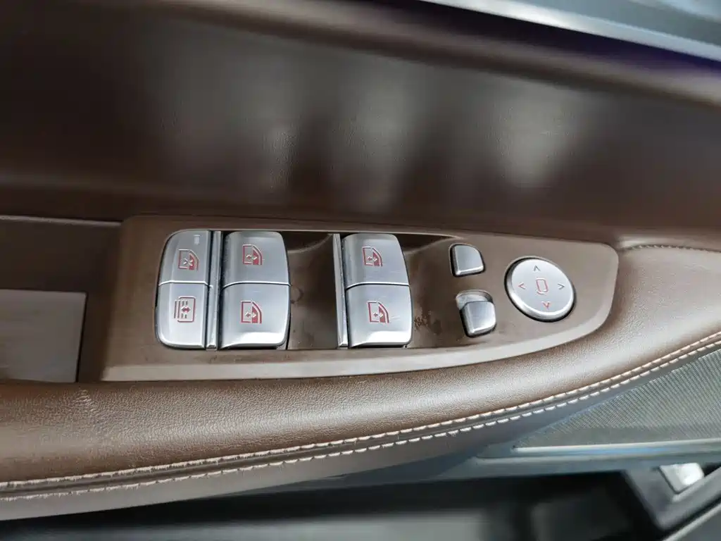 BMW 7 Series — миниатюра 9