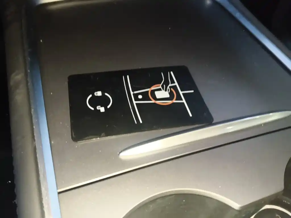 Tesla Model Y — миниатюра 9