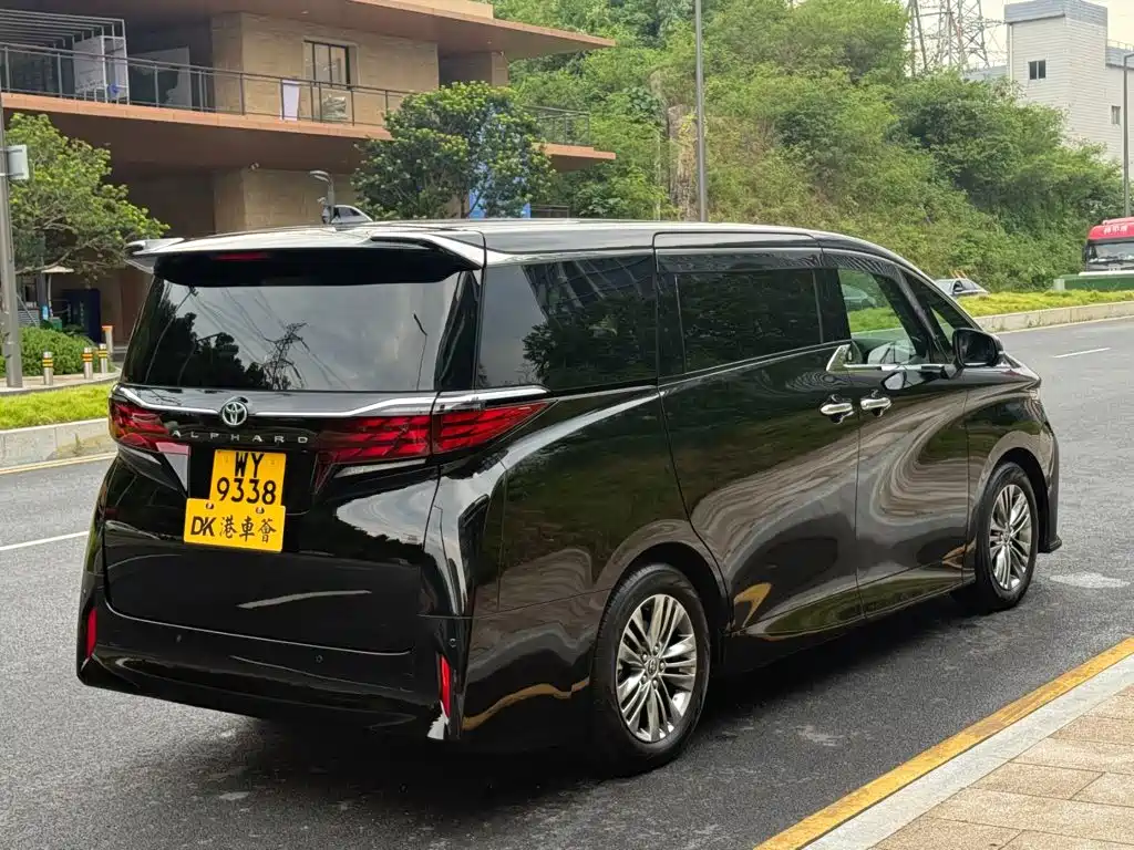 Toyota Alphard — миниатюра 7