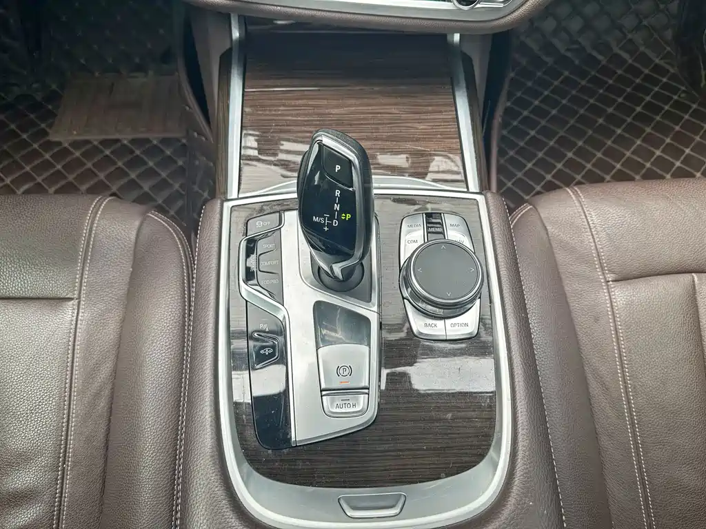 BMW 7 Series — миниатюра 16