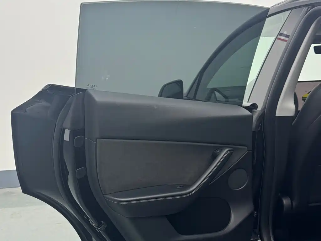 Tesla Model Y — миниатюра 18