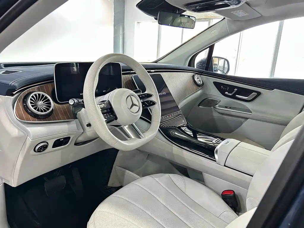 Mercedes-Benz EQE SUV — миниатюра 11