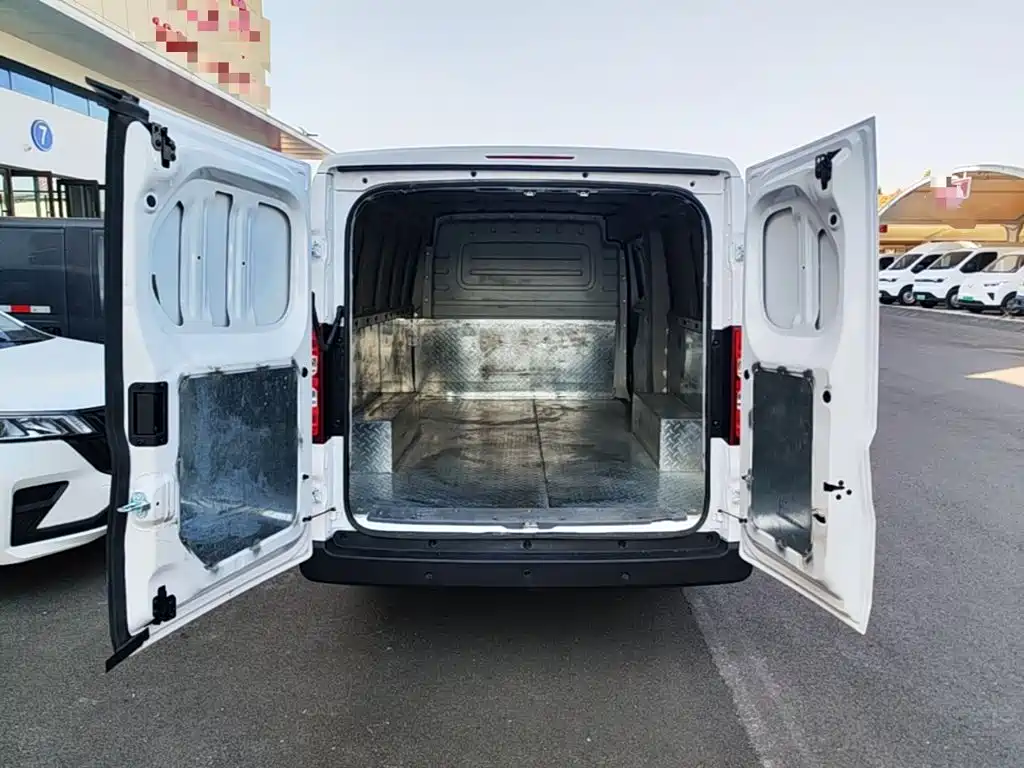 Wuling Yangguang — миниатюра 19