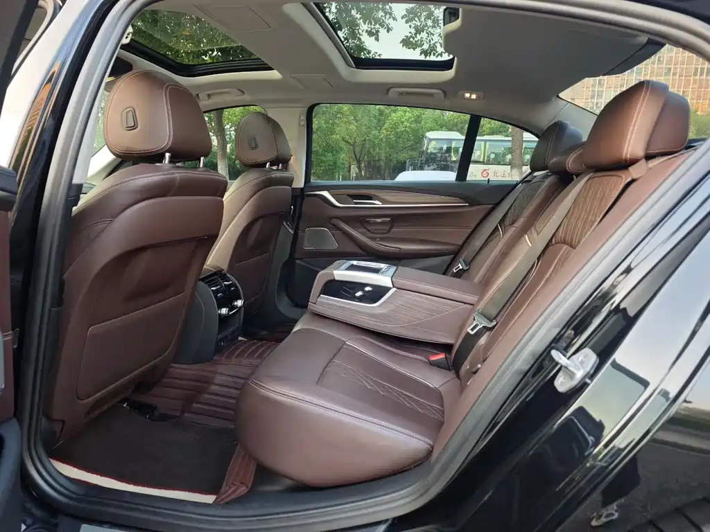BMW 5 Series — миниатюра 10