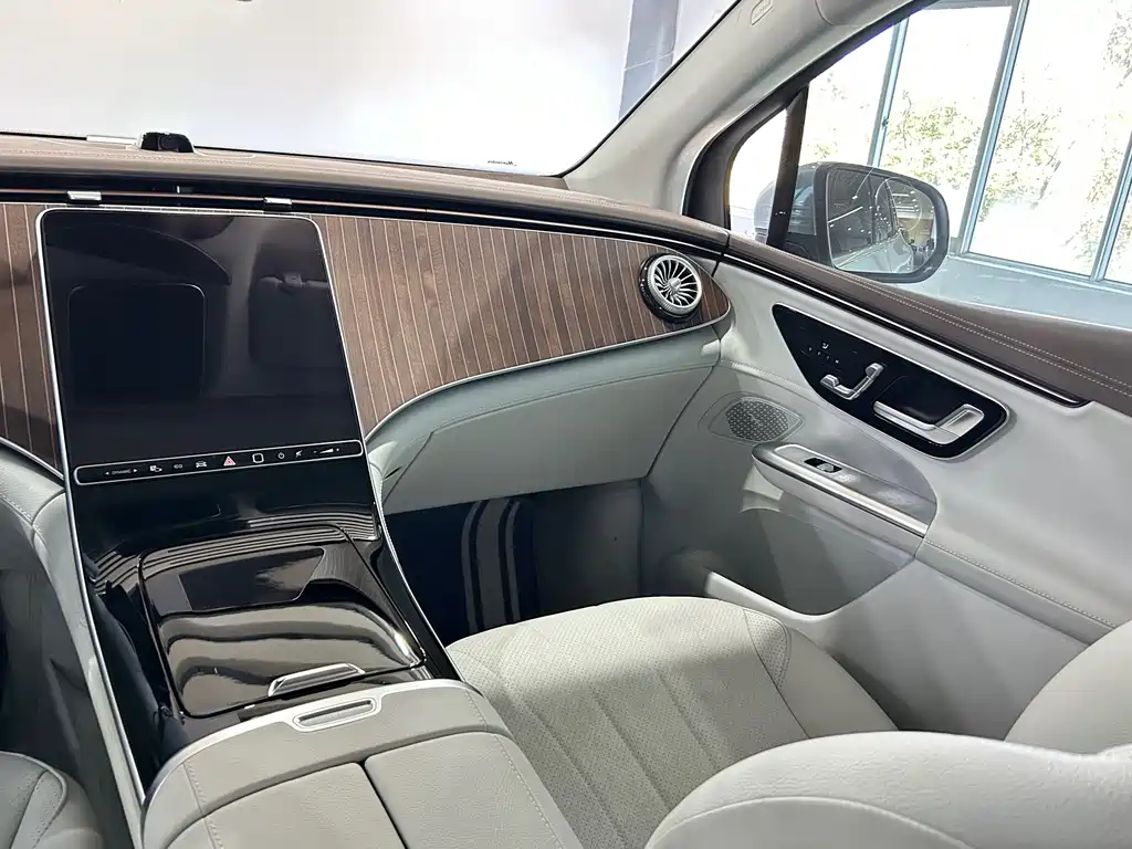 MERCEDES-BENZ EQE SUV