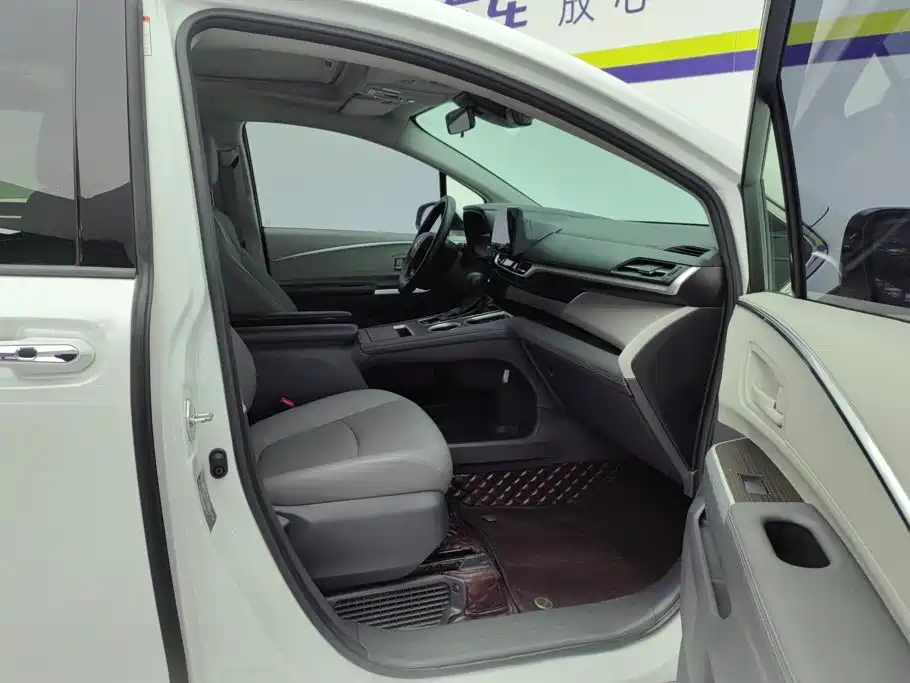 Toyota Granvia — миниатюра 8