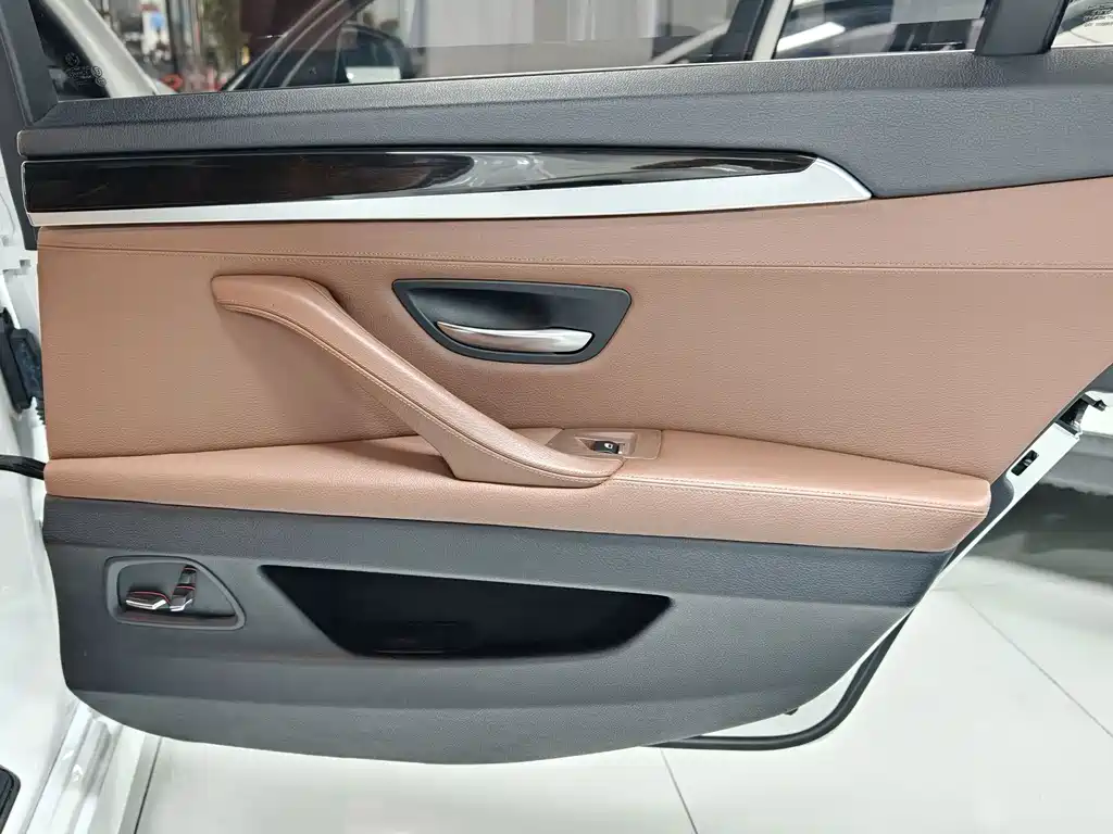 BMW 5 Series — миниатюра 13