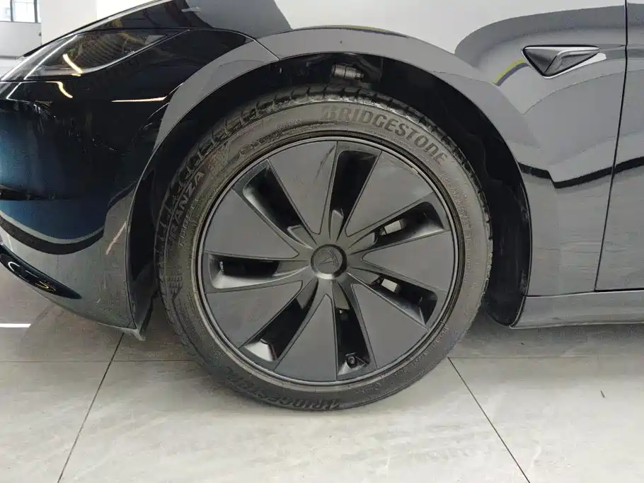 Tesla Model 3 — миниатюра 6