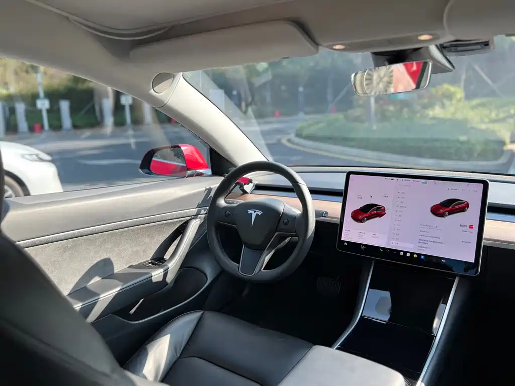 TESLA MODEL 3