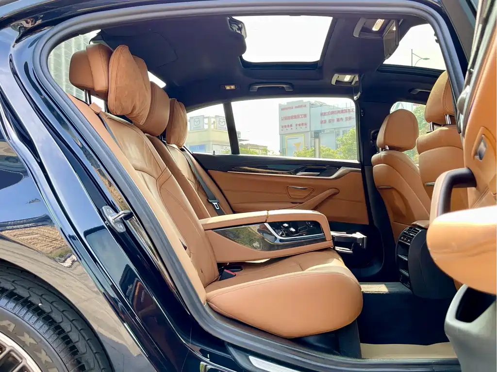BMW 5 Series — миниатюра 12