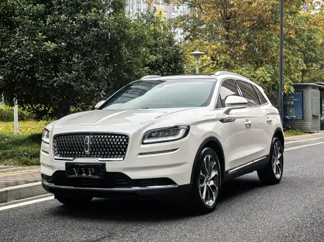 LINCOLN NAVIGATOR 2023