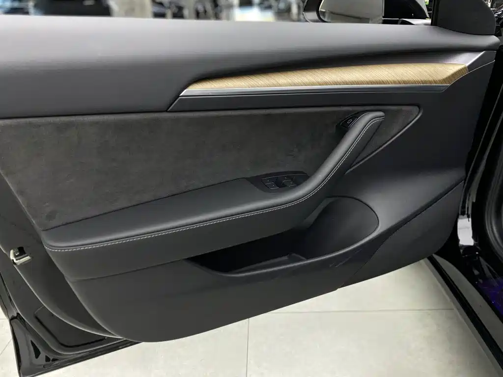 Tesla Model 3 — миниатюра 18
