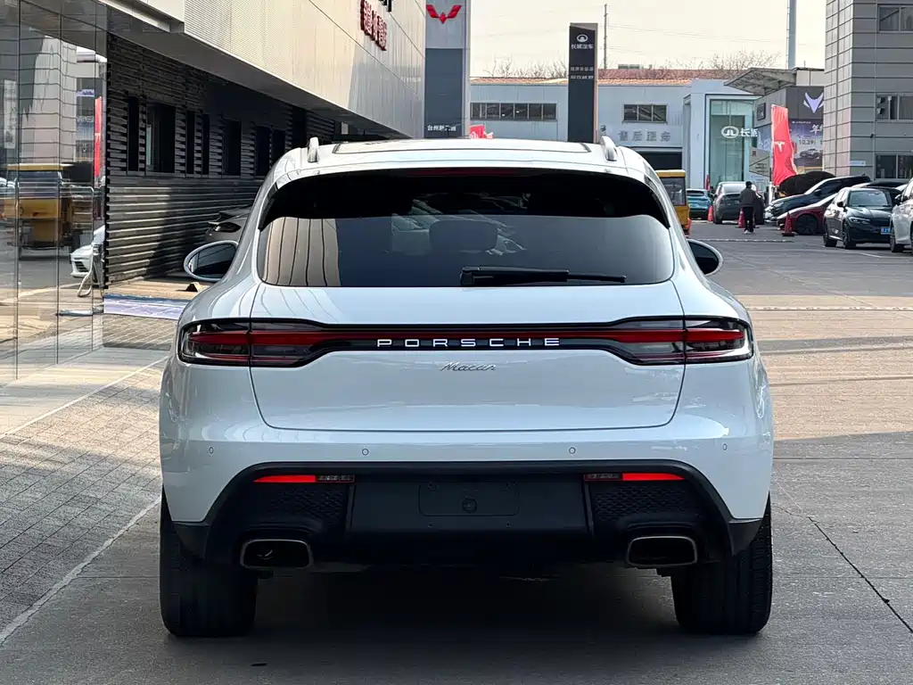 PORSCHE MACAN