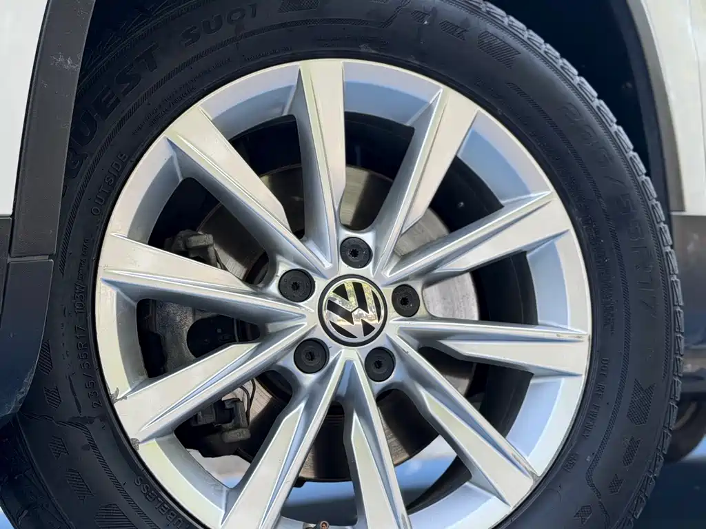 Volkswagen Tiguan - фото 8