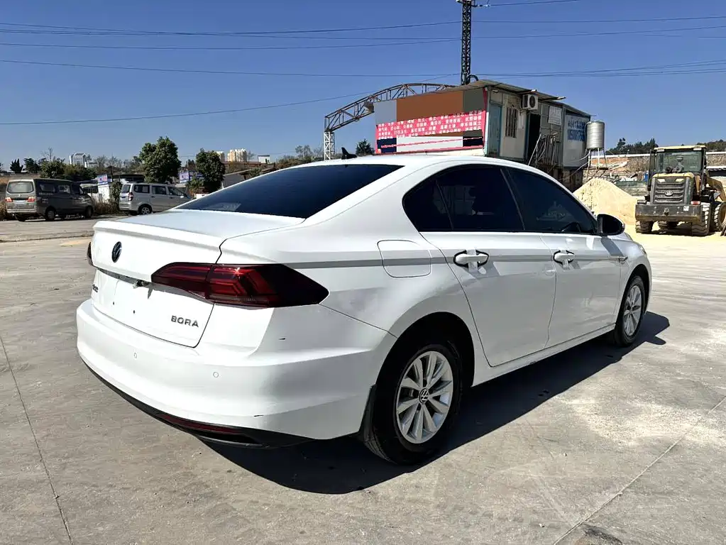 VOLKSWAGEN BORA