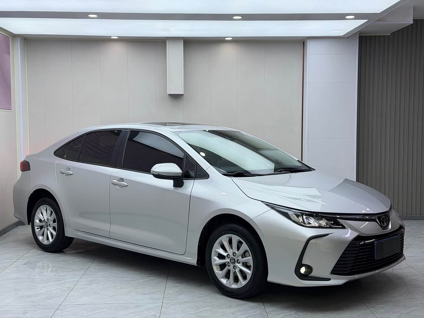 Toyota Corolla 1.2 л 2022 г. Серебристо-серый, пробег 23100 км