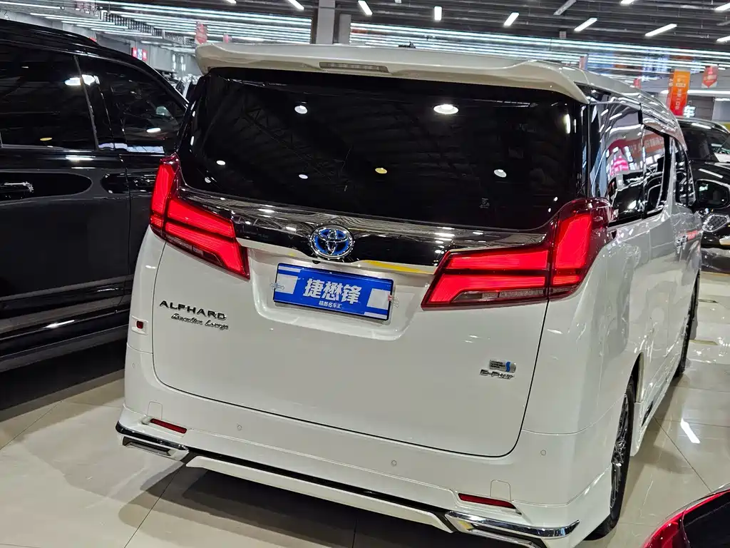 Toyota Alphard — миниатюра 4
