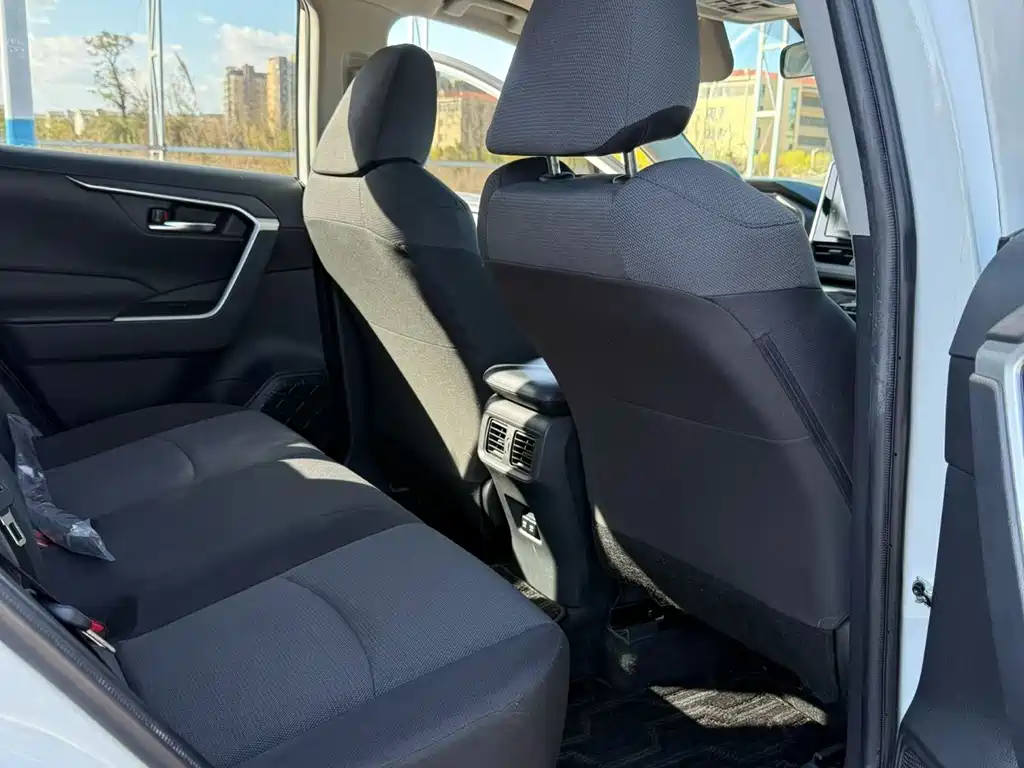Toyota RAV4 — миниатюра 8