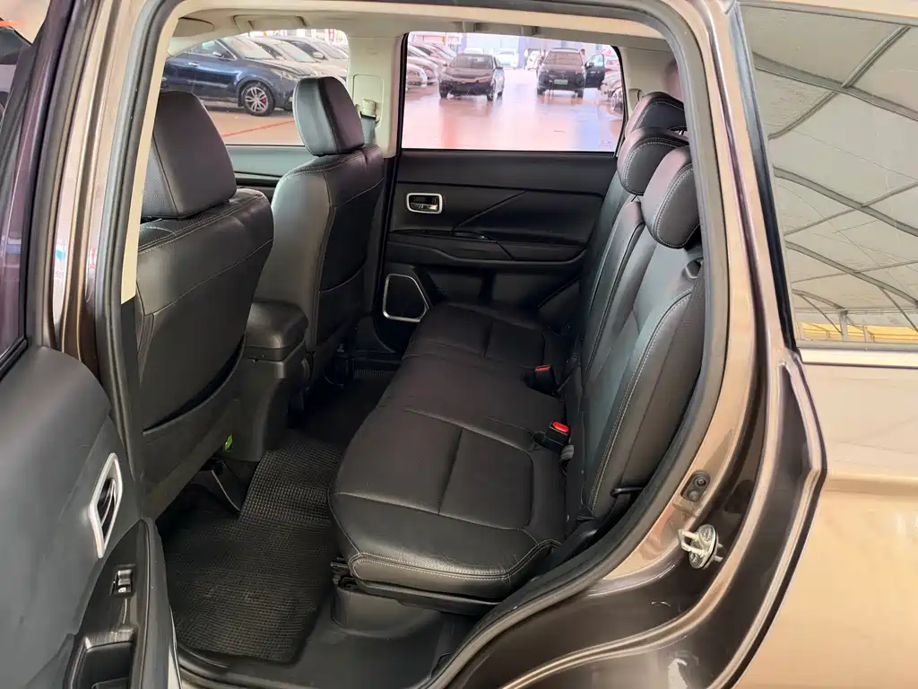 Mitsubishi Outlander — миниатюра 11