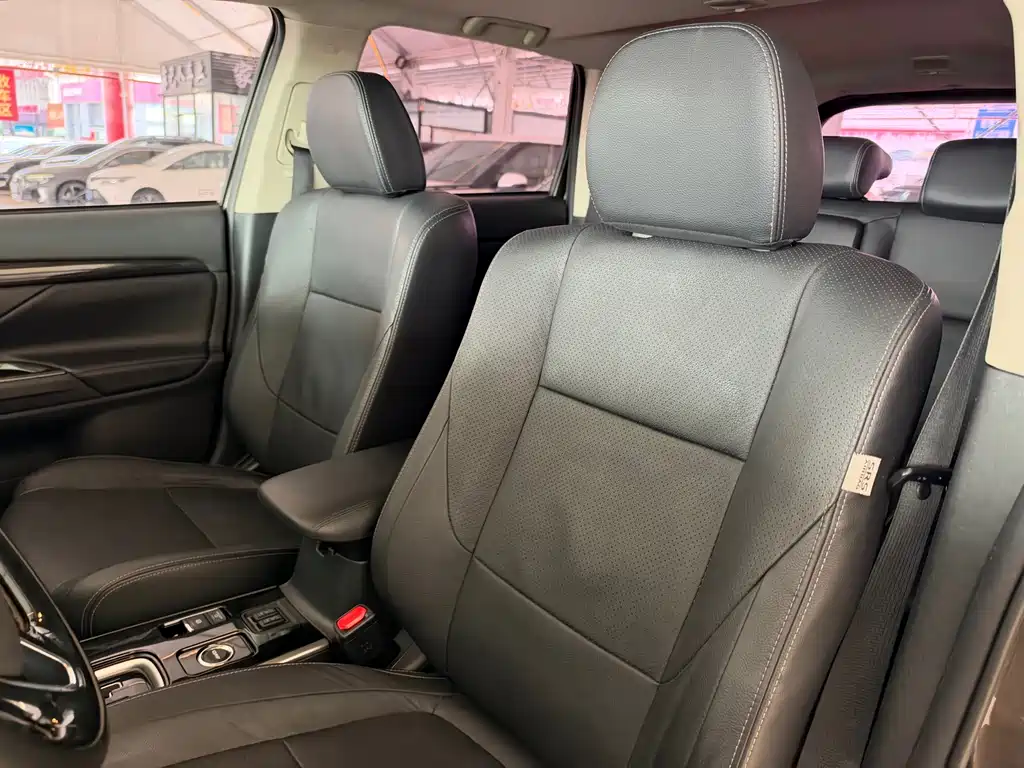 Mitsubishi Outlander — миниатюра 8