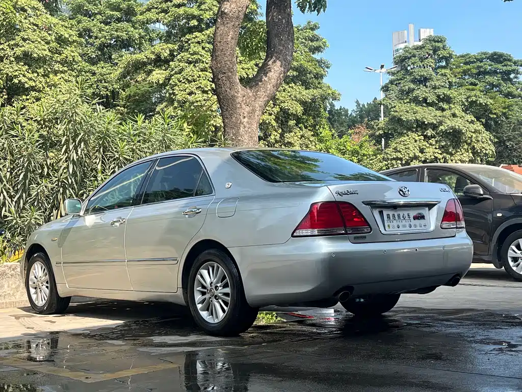 Toyota Crown — миниатюра 7