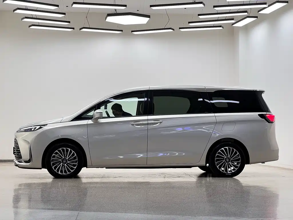 Buick GL8 Hybrid — миниатюра 4