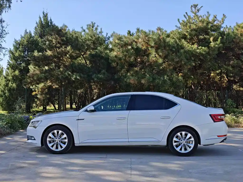 Skoda Superb — миниатюра 8
